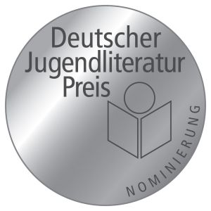 Familienfoto: Eine glückliche vierköpfige Familie genießt einen sonnigen Tag im Grünen, umgeben von Bäumen und strahlendem Licht, mit einem Kind in einer Hängematte.