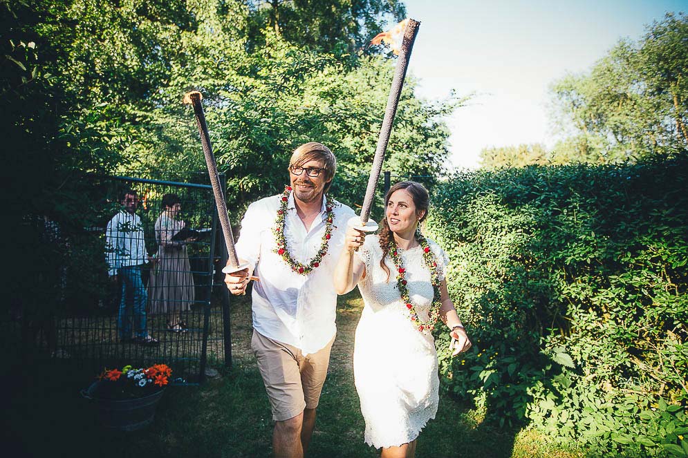 gartenhochzeit fackel in trauung